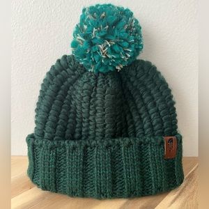 North Face Pom beanie. Color: Forrest Green